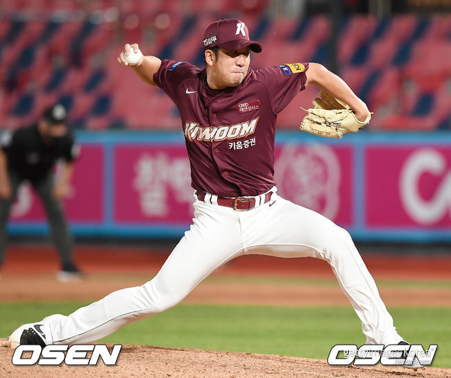 8회말 무사 키움 신재영이 역투하고 있다. /youngrae@osen.co.kr