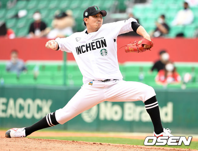 7회초 마운드에 오른 SSG 투수 조영우가 힘차게 공을 뿌리고 있다. / dreamer@osen.co.kr