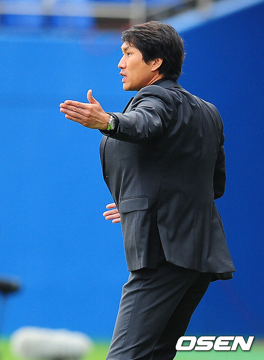 1일 대전 월드컵경기장에서 열린 현대오일뱅크 K리그 2011 대전과 성남의 경기, 대전 유상철 감독이 작전을 지시하고 있다. 2011.10.01 /rumi@osen.co.kr