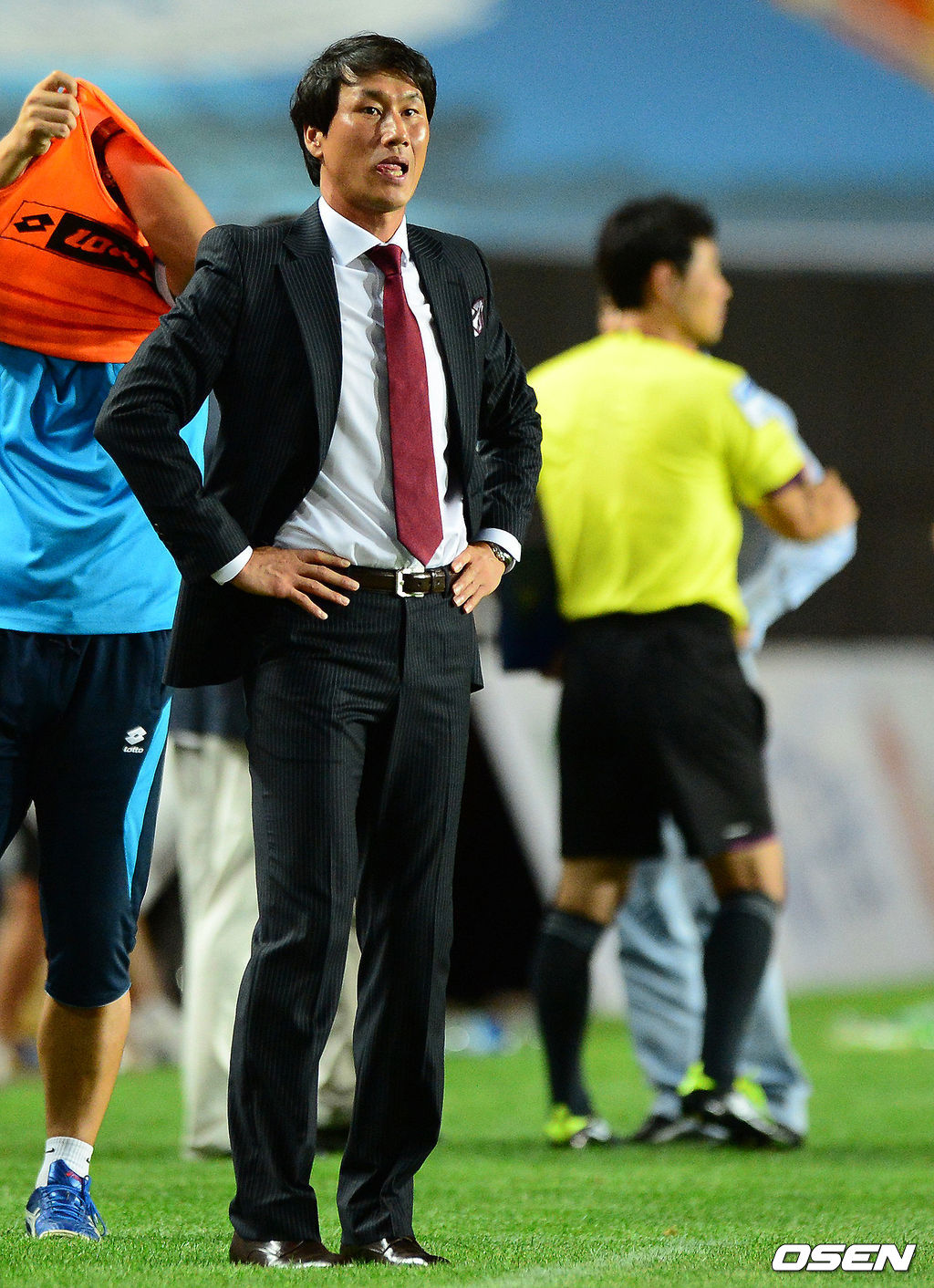 23일 수원월드컵경기장에서 열린 2012시즌 현대오일뱅크 K리그 28라운드 수원과 대전의 경기, 대전 유상철 감독이 무승부에 아쉬운 표정을 짓고 있다. 2012.08.23 /jpnews@osen.co.kr