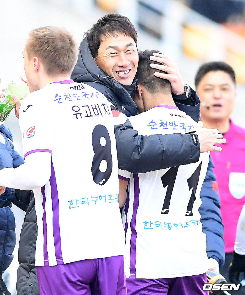 1일 경기도 수원월드컵경기장에서 열린 '2018 K리그1(클래식)' 개막전 수원과 전남의 경기, 후반, 전남 유상철 감독이 프리킥으로 선제골을 작렬시킨 완델손과 기쁨을 나누고 있다. 2018.05.01 /dreamer@osen.co.kr
