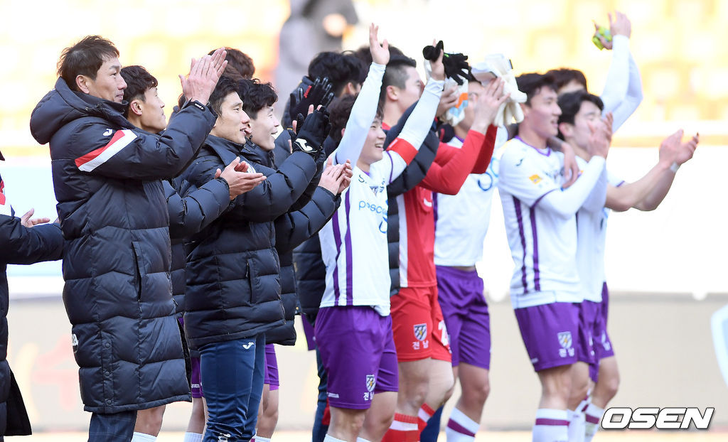 1일 경기도 수원월드컵경기장에서 열린 '2018 K리그1(클래식)' 개막전 수원과 전남의 경기, 전남 유상철 감독이 관중과 승리의 기쁨을 나누고 있다. 2018.05.01 /dreamer@osen.co.kr