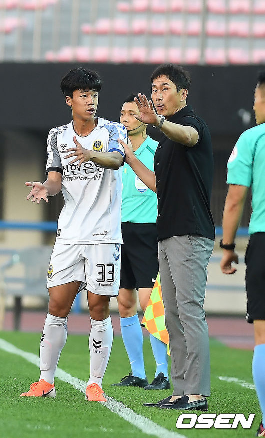 1일 경기도 성남시 성남종합운동장에서 열린 '하나원큐 K리그1 2019' 성남과 인천의 경기, 전반 인천 유상철 감독과 이준석이 이야기를 나누고 있다. 2019.06.01 /youngrae@osen.co.kr