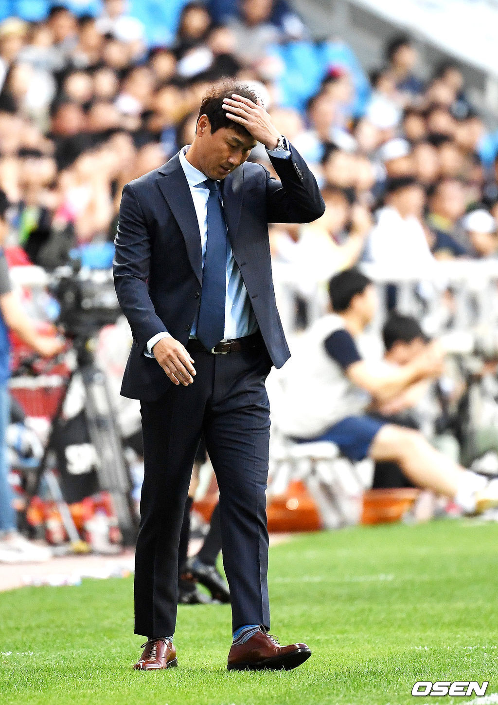 15일 인천축구전용경기장에서 열린 ‘하나원큐 K리그1 2019’ 인천과 전북의 경기, 전반 인천 유상철 감독이 경기를 지켜보며 아쉬워하고 있다. 2019.06.15 /jpnews@osen.co.kr