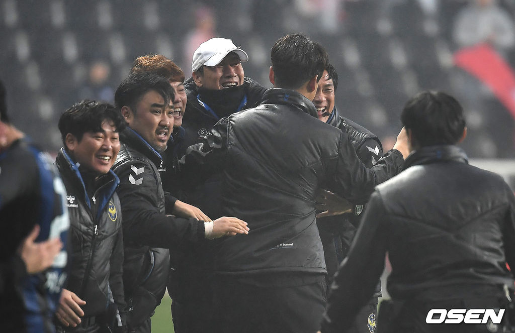 24일 인천 축구전용경기장에서 열린 ’하나원큐 K리그1 2019’ 인천과 상주의 경기,  인천 유상철 감독이 케힌데의 골에 환호하고 있다. 2019.11.24 /youngrae@osen.co.kr 
