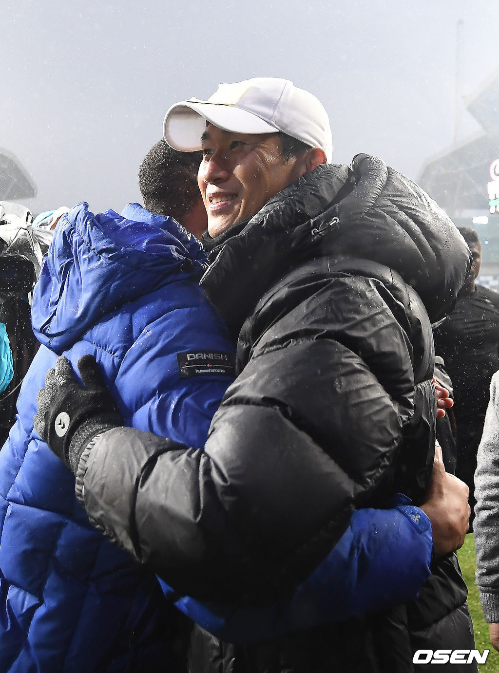 24일 인천 축구전용경기장에서 열린 ’하나원큐 K리그1 2019’ 인천과 상주의 경기,  인천 유상철 감독이 선수들과 승리의 기쁨을 나누고 있다. 2019.11.24 /youngrae@osen.co.kr 