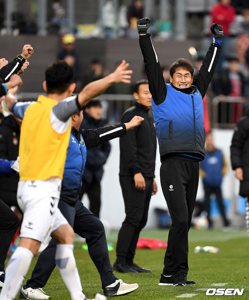 30일 오후 창원축구센터서 열린 '하나원큐 K리그1 2019’ 파이널B 최종 38라운드 경남과 인천의 경기, 인천 유상철 감독이 잔류 확정을 기뻐하고 있다. 2019.11.30 /dreamer@osen.co.kr