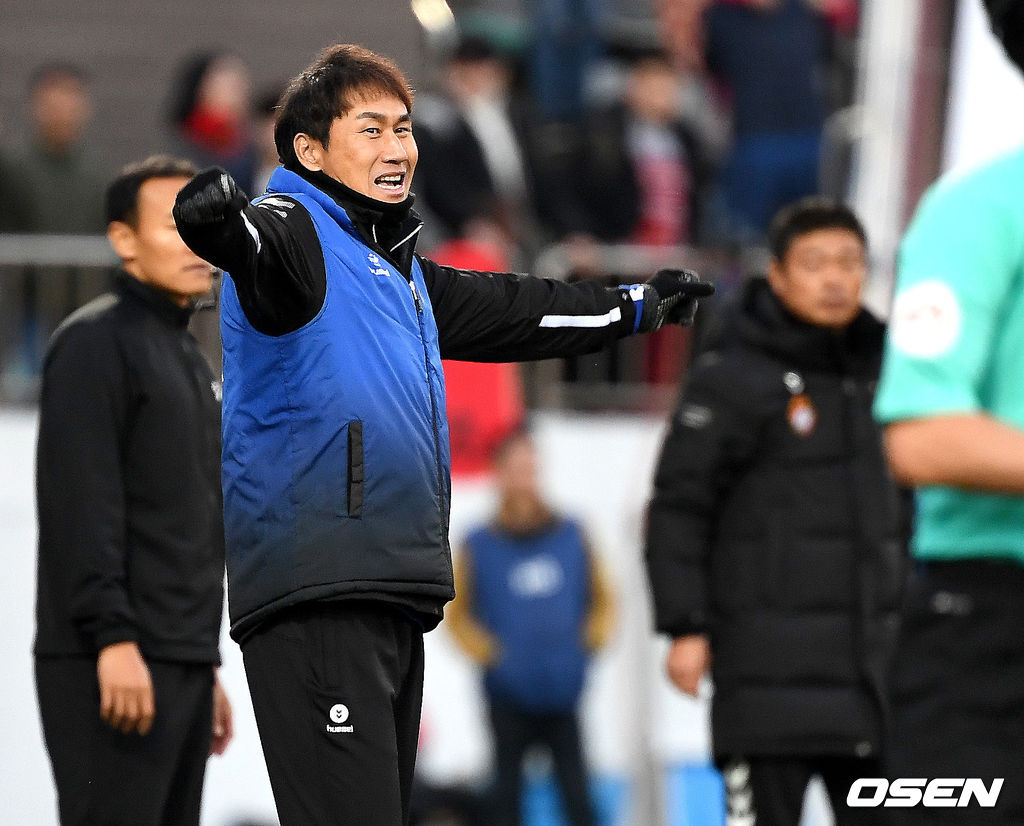 30일 오후 창원축구센터서 열린 '하나원큐 K리그1 2019’ 파이널B 최종 38라운드 경남과 인천의 경기, 인천 유상철 감독이 잔류 확정을 기뻐하고 있다. 2019.11.30 /dreamer@osen.co.kr