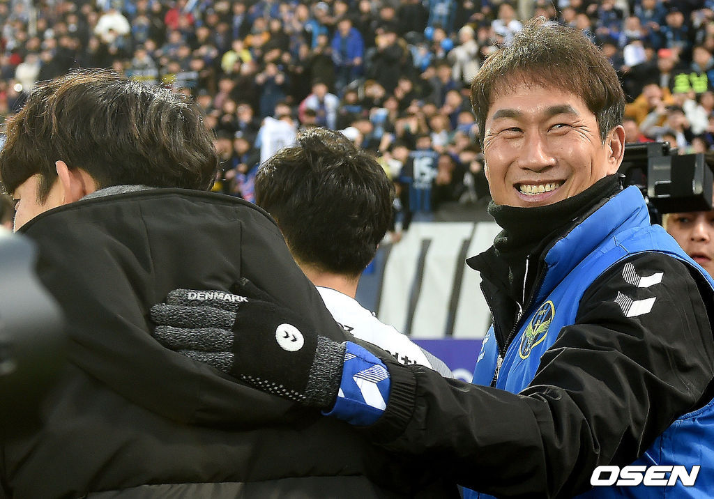 30일 오후 창원축구센터서 열린 '하나원큐 K리그1 2019’ 파이널B 최종 38라운드 경남과 인천의 경기, 인천 유상철 감독이 잔류 확정을 기뻐하고 있다. 2019.11.30 /dreamer@osen.co.kr