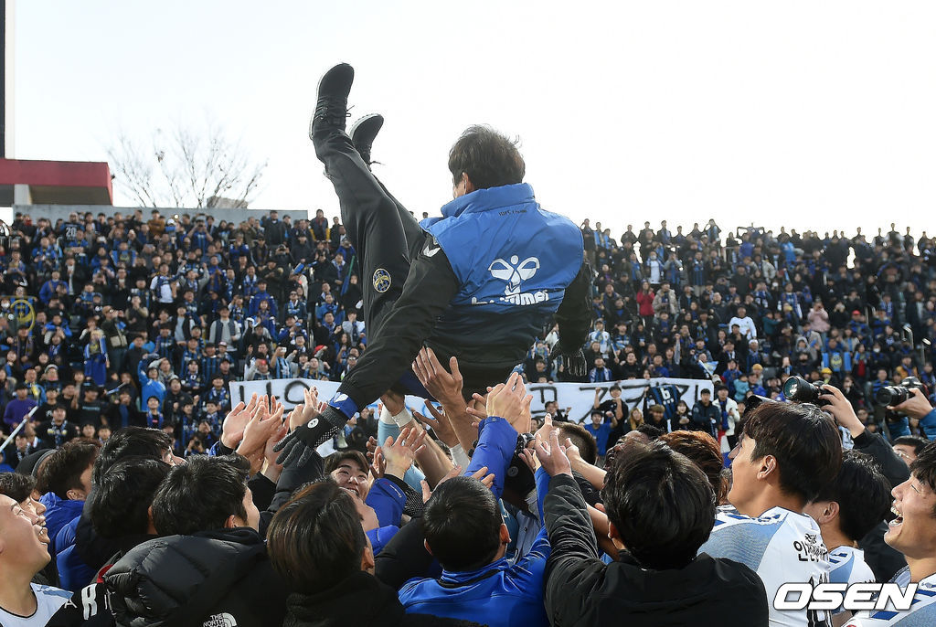 30일 오후 창원축구센터서 열린 '하나원큐 K리그1 2019’ 파이널B 최종 38라운드 경남과 인천의 경기, 잔류를 확정 지은 인천 유상철 감독이 선수들에게 헹가레를 받고 있다. 2019.11.30 /dreamer@osen.co.kr