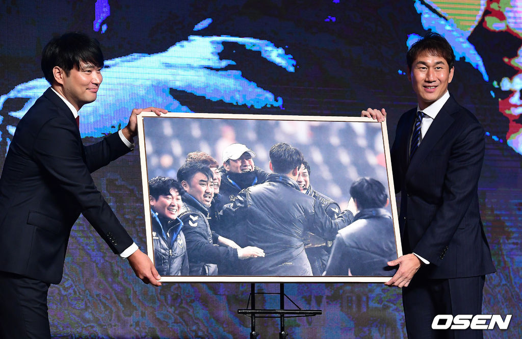 2일 서울 홍은동 그랜드힐튼호텔에서 열린 하나원큐 K리그 2019 대상 시상식, 인천 유상철 감독이 베스트 포토상을 수상하며 김도훈 한국 스포츠사진기자협회장과 포즈를 취하고 있다. 2019.12.02 /jpnews@osen.co.kr