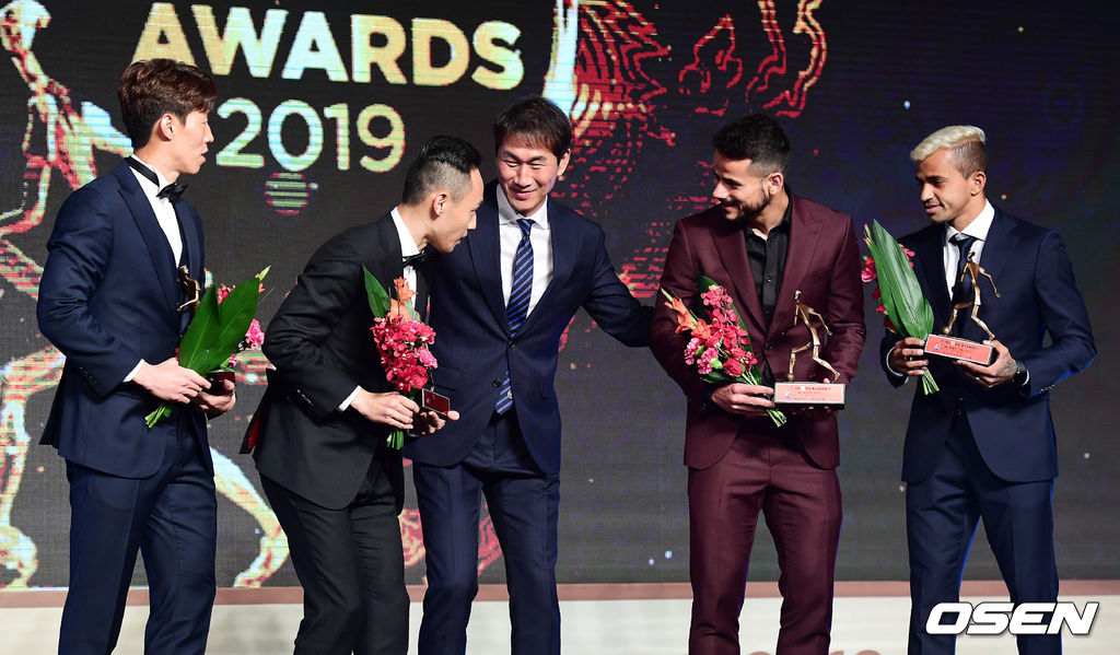 2일 서울 홍은동 그랜드힐튼호텔에서 열린 하나원큐 K리그 2019 대상 시상식, K리그1 베스트11 DF부문에 울산 김보경, 전북 문선민, 대구 세징야, 포항 완델손이 수상하며 유상철 감독과 인사를 나누고 있다. 2019.12.02 /jpnews@osen.co.kr