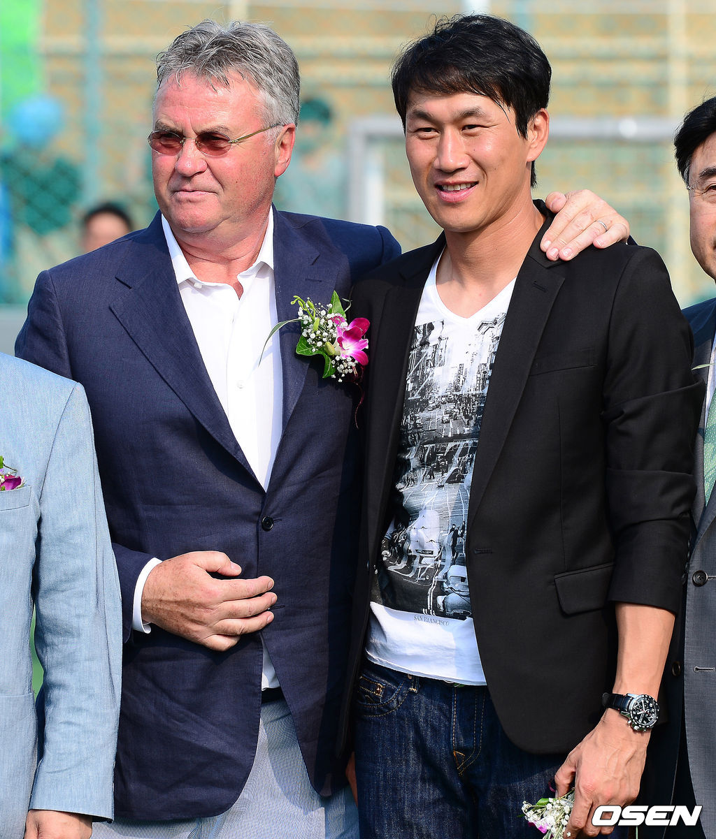 [OSEN=DB] 31일 대전 서구 배제대학교에서 열린 '히딩크 드림필드 제9호' 개장식에서 히딩크 전 국가대표 감독과 대전 시티즌 유상철 감독이 기념촬영을 하고 있다. 2012.05.31 /photo@osen.co.kr