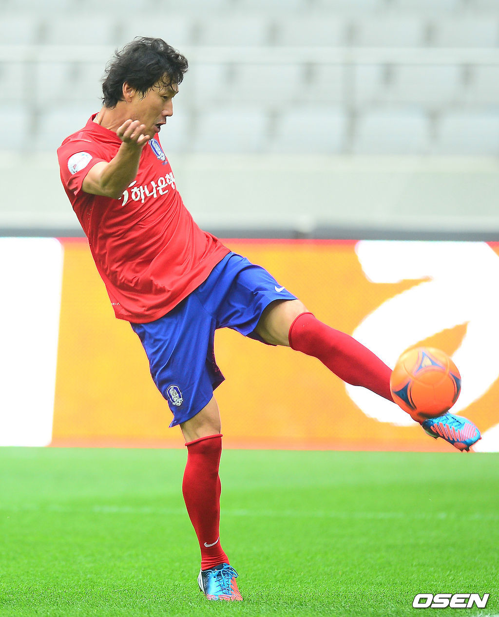 4일 서울월드컵경기장에서 열린 '2002 월드컵 대표팀 초청 하나은행 K리그 올스타전 2012’ 훈련 중 'TEAM 2002' 유상철이 슛을 날리고 있다. 2012.07.04 /rumi@osen.co.kr