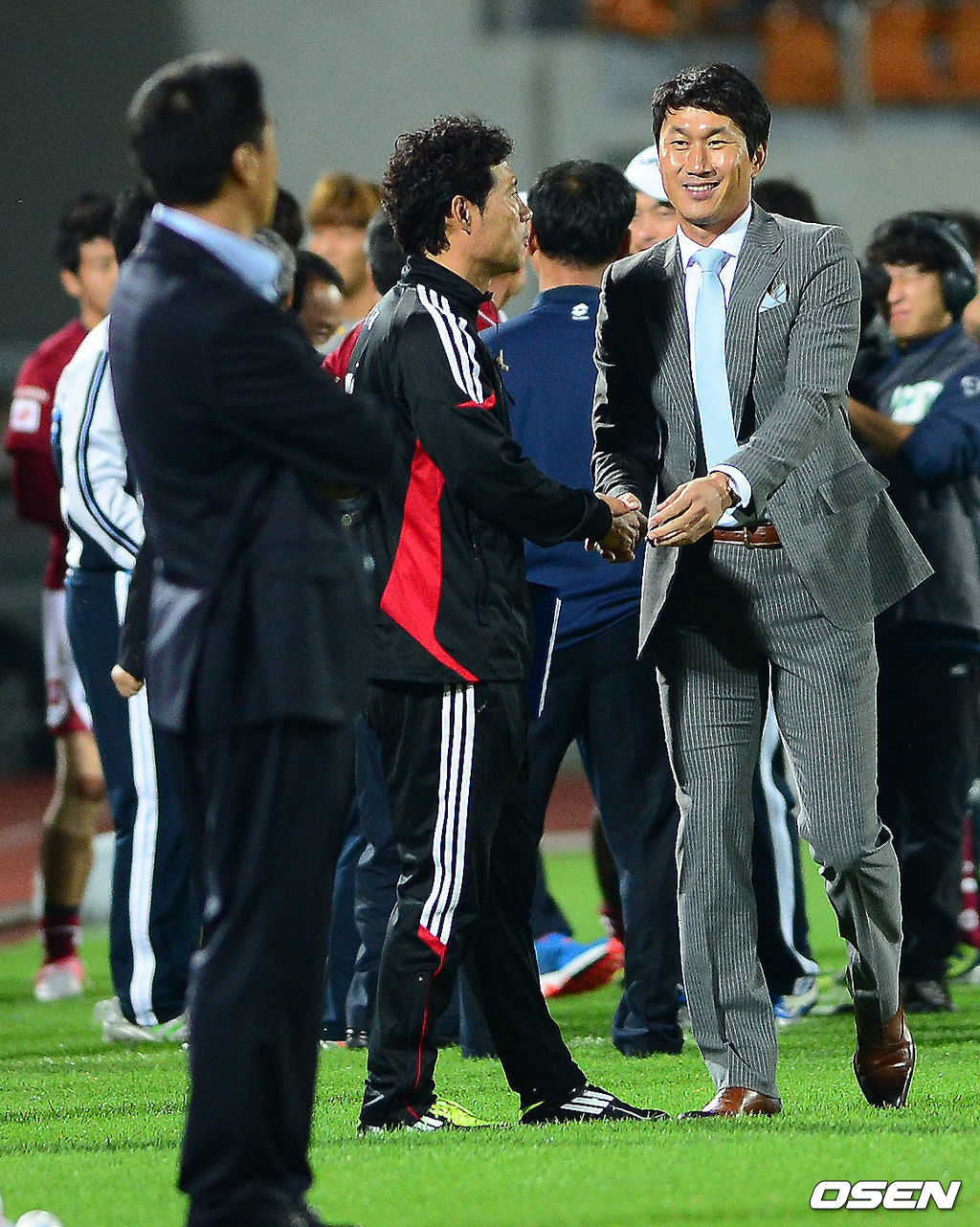 [OSEN=DB] 27일 대전 한밭종합운동장에서 열린 '현대오일뱅크 K리그 2012' 대전과 전남의 경기, 유상철 감독이 전남 코치진과 인사를 나누고 있다. 2012.09.27 /photo@osen.co.kr