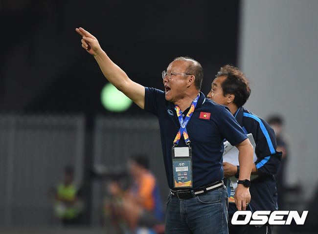 16일 오후 태국 라자망갈라 스타디움에서 '2020 아시아축구연맹(AFC) U-23 챔피언십' 조별리그 베트남과 북한의 경기가 열렸다.<br /><br />베트남 박항서 감독이 지시를 하고 있다. /youngrae@osen.co.kr