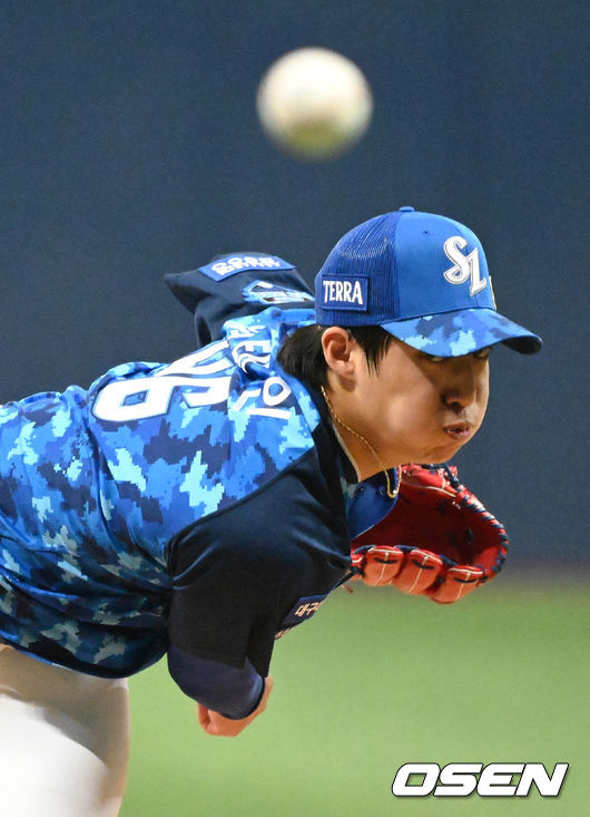 6일 오후 서울 고척스카이돔에서 ’2021 신한은행 SOL KBO 리그' 키움 히어로즈와 삼성 라이온즈의 경기가 열렸다.1회말 무사에서 삼성 선발투수 원태인이 역투하고 있다. 2021.06.06 /sunday@osen.co.kr