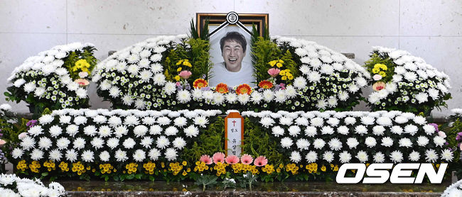 [OSEN=사진팀] 유상철 전 인천 유나이티드 감독이 지난 7일 오후 7시경 세상을 떠났다. 향년 50세. 인천 감독 재임 시절인 지난 2019년 11월 췌장암 판정을 받은 유 감독은 인천 서포터를 비롯해 많은 축구 팬들의 응원을 받았지만 끝내 눈을 감았다. 사진은 故 유상철 감독의 빈소. <사진=사진공동취재단> / photo@osen.co.kr