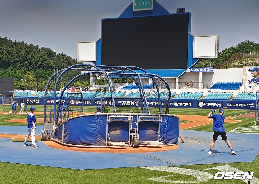 8일 대구 KIA전을 앞두고 김상수와 구자욱이 특타 훈련을 소화 중이다. /what@osen.co.kr