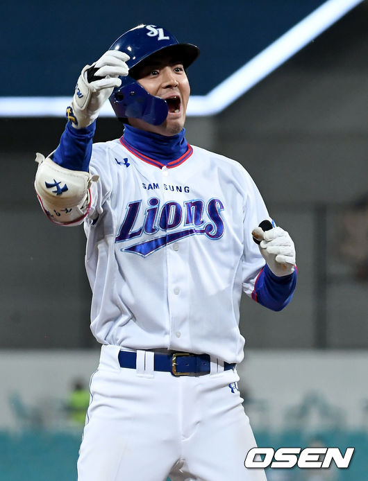 28일 오후 대구삼성라이온즈파크에서 ‘2021 신한은행 SOL KBO리그’ 삼성 라이온즈와 NC 다이노스의 경기가 열렸다. 8회말 2사 1, 2루 삼성 구자욱이 달아나는 2타점 적시 2루타를 날린 뒤 NC 유격수 노진혁의 악송구를 틈타 3루까지 진루했다.삼성 구자욱이 세레모니를 하고 있다./ksl0919@osen.co.kr