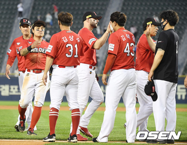 SSG 랜더스가 에이스 폰트를 앞세워 연패를 끊어냈다.SSG 랜더스는 6일 서울 잠실구장에서 열린 2021 신한은행 SOL KBO리그 두산 베어스와의 시즌 8차전에서 4-1로 승리했다.승리를 거둔 SSG 선수들이 기뻐하고 있다. 2021.06.06/ youngrae@osen.co.kr