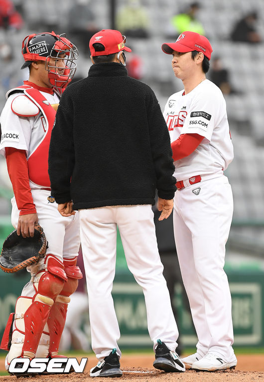 2회초 2사 주자 1,2루 키움 서건창에게 중견수 오른쪽 1타점 적시타를 맞은 SSG 문승원이 당황하고 있다./ rumi@osen.co.kr
