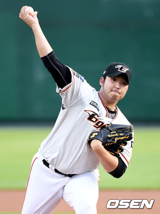 1회초 한화 선발 김민우가 힘차게 공을 던지고 있다. 2021.06.08 /cej@osen.co.kr