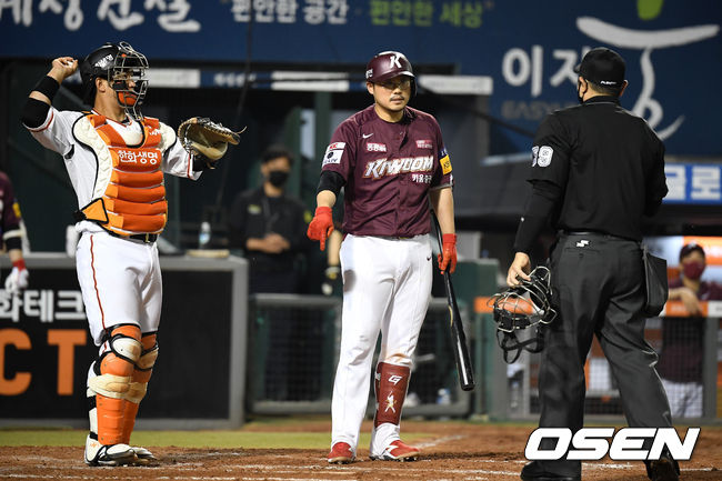 8회초 무사 1,3루 키움 이지영이 파울 타구가 스윙 삼진 아웃이 되자 판정에 어필하고 있다. 키움 측 요청으로 비디오 판독을 했으나 원심 유지. 2021.06.08 /cej@osen.co.kr