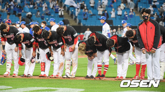 경기종료 후 6연패에 빠진 KIA 타이거즈 선수들이 팬들에게 인사를 하고 있다.  / soul1014@osen.co.kr