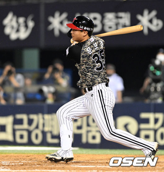 8회말 2사 3루에서 LG 문보경이 중전 적시타를 치고 있다. /sunday@osen.co.kr