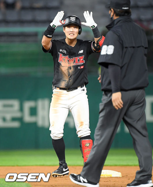 8일 오후 인천 SSG랜더스필드에서 2021 신한은행 SOL KBO리그 SSG 랜더스와 KT 위즈의 경기가 진행됐다.7회초 2사 1,2루 KT 배정대가 2타점 적시 2루타를 날리고 세리머니를 하고 있다.   21.06.08 / soul1014@osen.co.kr