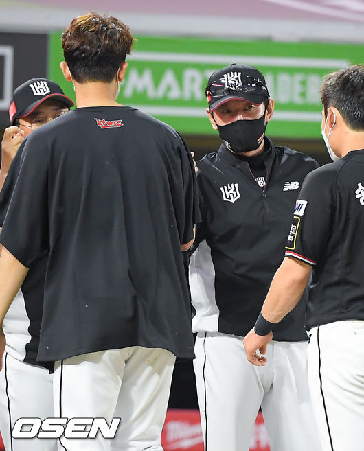 경기종료 후 KT 이강철 감독이 승리투수 된 고영표와 하이파이브를 하고 있다. 21.06.08 / soul1014@osen.co.kr