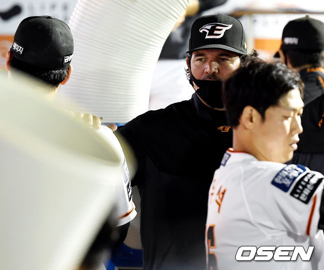 한화 수베로 감독이 더그아웃에서 6회초 2사 만루 상황에서 위기를 넘긴 한화 선발 김민우를 격려하고 있다.  2021.06.08 /cej@osen.co.kr