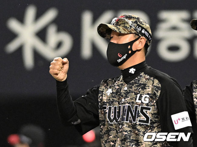 LG는 8일 서울 잠실구장에서 열린 2021시즌 KBO리그 NC와의 경기에서 2-1 역전승을 거뒀다. 3연승을 달리며 선두 SSG에 승차 없는 2위로 바짝 추격했다. 8회 대타로 나온 문보경이 결승타를 때렸다. 마무리 고우석은 9회 한 점 차 리드를 지켜내며 13세이브째를 기록했다.경기 종료 후 LG 류지현 감독이 선수들과 승리의 기쁨을 나누고 있다. /sunday@osen.co.kr