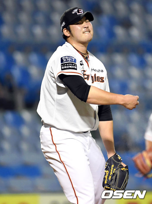 6회초 2사 만루 한화 선발 김민우가 키움 프레이타스를 삼진으로 돌려세운 뒤 환호하고 있다. 2021.06.08 /cej@osen.co.kr