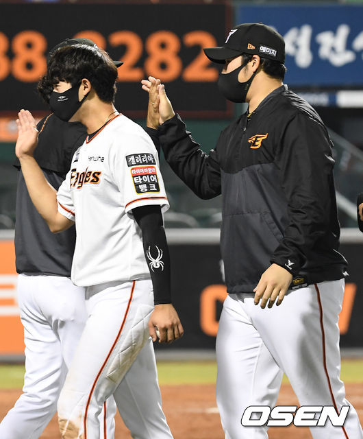 승리를 거둔 한화 선발 김민우가 수베로 감독과 하이파이브를 하고 있다. 2021.06.08 /cej@osen.co.kr
