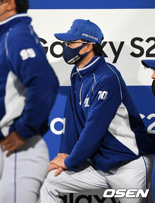 13일 대구 삼성라이온즈파크에서 ’2021 신한은행 SOL KBO 리그' 삼성 라이온즈와 한화 이글스의 경기가 열렸다.삼성 허삼영 감독이 그라운드를 바라보고 있다. /sunday@osen.co.kr