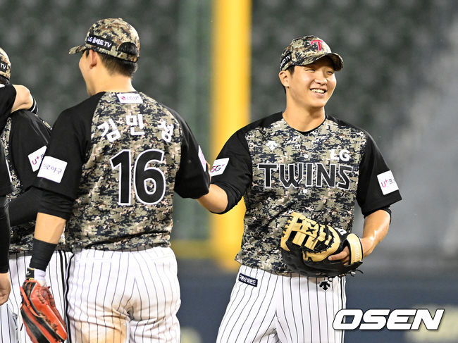 LG는 8일 서울 잠실구장에서 열린 2021시즌 KBO리그 NC와의 경기에서 2-1 역전승을 거뒀다. 3연승을 달리며 선두 SSG에 승차 없는 2위로 바짝 추격했다. 8회 대타로 나온 문보경이 결승타를 때렸다. 마무리 고우석은 9회 한 점 차 리드를 지켜내며 13세이브째를 기록했다.경기 종료 후 LG 문보경이 동료들과 승리의 기쁨을 나누고 있다. /sunday@osen.co.kr