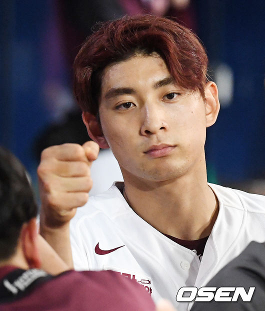 5회말 1사 주자 만루 키움 송우현의 몸에 맞는 볼로 홈을 밟은 이정후가 덕아웃에서 동료들과 하이파이브를 하고 있다./rumi@osen.co.kr