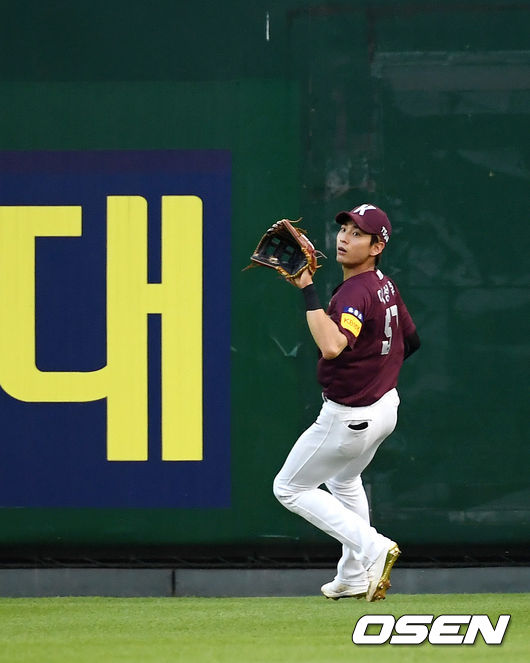 8일 대전 한화생명이글스파크에서 ‘2021 신한은행 SOL KBO리그’ 한화 이글스와 키움 히어로즈의 경기가 열렸다.4회말 키움 중견수 이정후가 한화 선두타자 하주석의 펜스를 직격하는 좌중전 2루타에 글러브를 대며 페이크 동작을 하고 있다. 2021.06.08 /cej@osen.co.kr