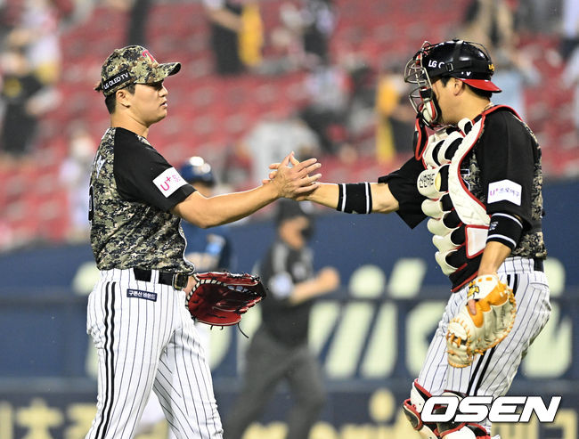 LG는 8일 서울 잠실구장에서 열린 2021시즌 KBO리그 NC와의 경기에서 2-1 역전승을 거뒀다. 3연승을 달리며 선두 SSG에 승차 없는 2위로 바짝 추격했다. 8회 대타로 나온 문보경이 결승타를 때렸다. 마무리 고우석은 9회 한 점 차 리드를 지켜내며 13세이브째를 기록했다. 경기 종료 후 LG 고우석이 유강남과 승리의 기쁨을 나누고 있다. /sunday@osen.co.kr