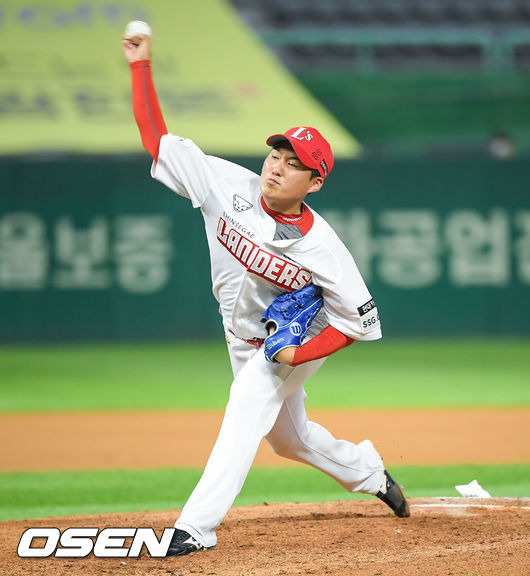 8일 오후 인천 SSG랜더스필드에서 2021 신한은행 SOL KBO리그 SSG 랜더스와 KT 위즈의 경기가 진행됐다.5회초 SSG 두번째 투수 최민준이 역투하고 있다.  21.06.08 / soul1014@osen.co.kr