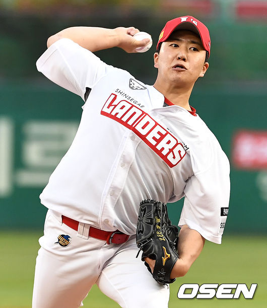 SSG 선발 이건욱이 힘차게 공을 뿌리고 있다. / dreamer@osen.co.kr