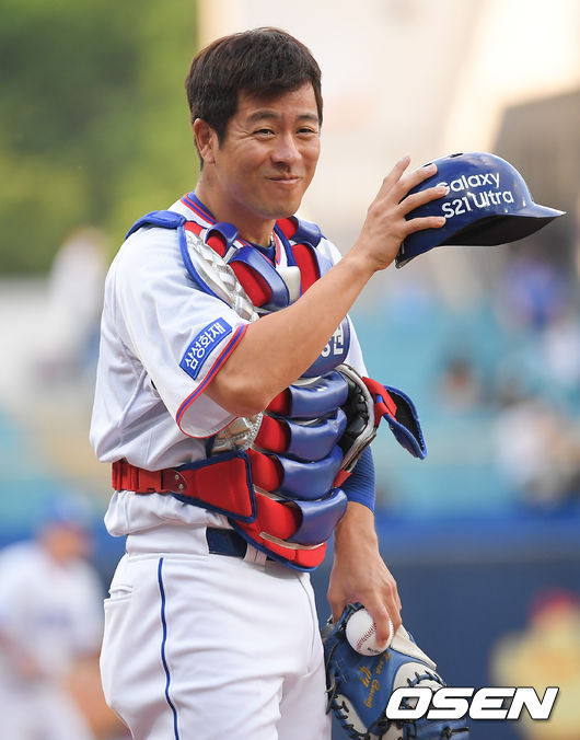 경기 앞서 삼성 강민호 포수가 키움 더그아웃을 향해 미소 짓고 있다. / soul1014@osen.co.kr