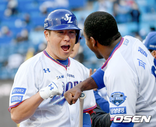 1일 오후 대구 삼성라이온즈파크에서 ‘2021 신한은행 SOL KBO리그’ 삼성 라이온즈와 LG 트윈스의 경기가 열렸다. 4회말 1사 1루 삼성 강민호가 달아나는 2점 홈런을 날린 뒤 더그아웃에서 피렐라와 기쁨을 나누고 있다./ksl0919@osen.co.kr