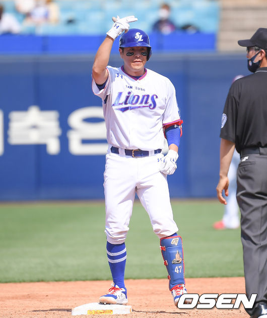 3회말 1사 1루 삼성 강민호가 2루타를 날린뒤 세리머니를 하고 있다. / soul1014@osen.co.kr