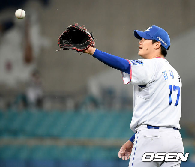 29일 오후 대구삼성라이온즈파크에서 ‘2021 신한은행 SOL KBO리그’ 삼성 라이온즈와 NC 다이노스의 경기가 열렸다.9회초 무사 1, 3루 삼성 김대우가 NC 김찬형에게 1타점 적시타를 허용한 뒤 아쉬워하고 있다./ksl0919@osen.co.kr