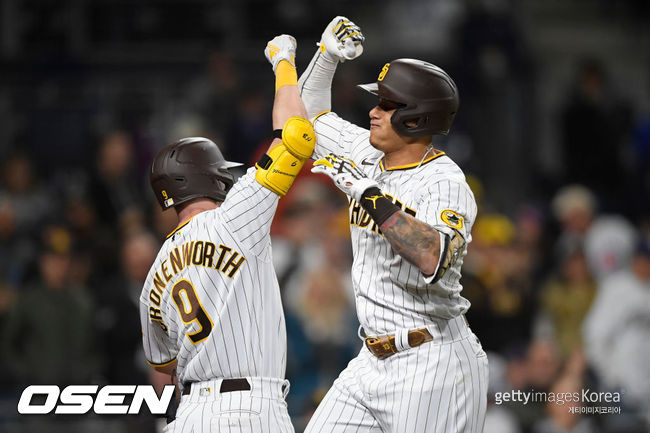 [사진] 샌디에이고의 매니 마차도(오른쪽)가 8일(한국시간) 펫코 파크에서 열린 시카고 컵스와의 경기 8회 말서 자신의 시즌 8호 홈런을 친 뒤 제이크 크로넨워스의 축하를 받고 있다. ⓒGettyimages(무단전재 및 재배포 금지)