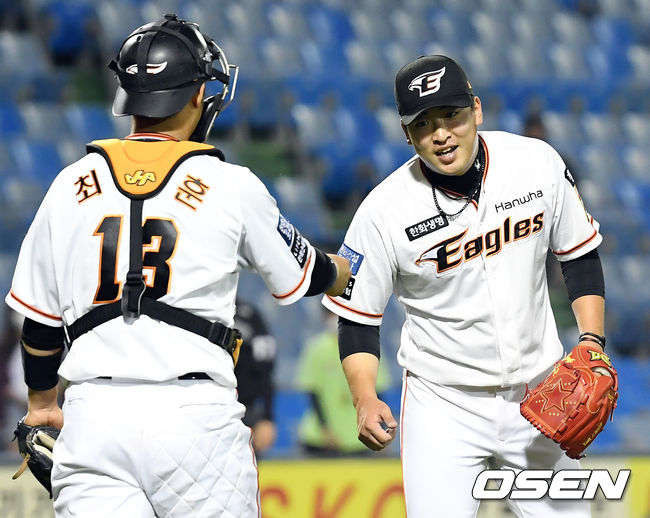 승리를 거둔 한화 강재민 최재훈 배터리가 승리를 기뻐하고 있다. 2021.06.08 /cej@osen.co.kr