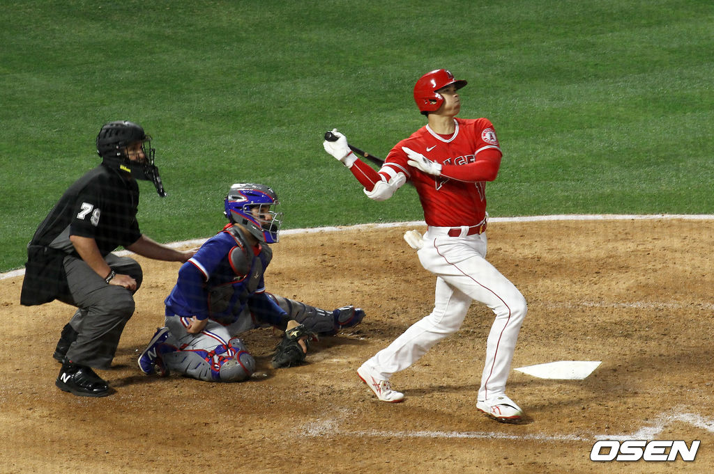 [OSEN=애너하임, 이사부 통신원]홈런을 치고 있는 LA 에인절스의 오타니 쇼헤이(오른쪽)./lsboo@osen.co.kr  